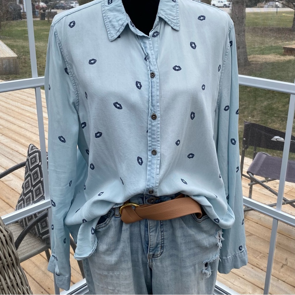 Light Blue Shirt | Lip Print | Lightweight | Like Denim | XL
